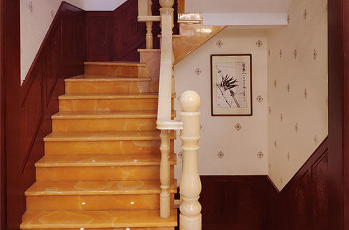 仓山中式别墅室内汉白玉石楼梯的定制安装装饰效果