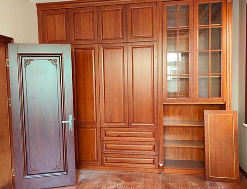 仓山中式家庭装修里定制的实木衣柜效果图